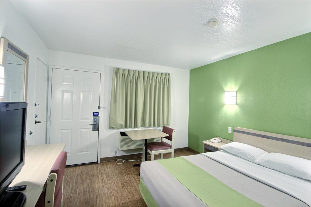 Motel 6 Milwaukee West - Brookfield Eksteriør bilde