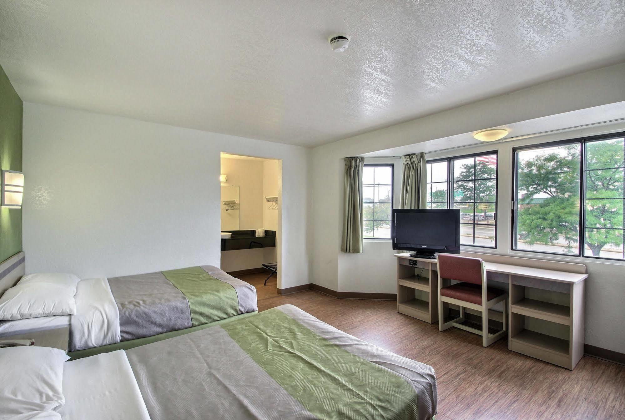 Motel 6 Milwaukee West - Brookfield Eksteriør bilde