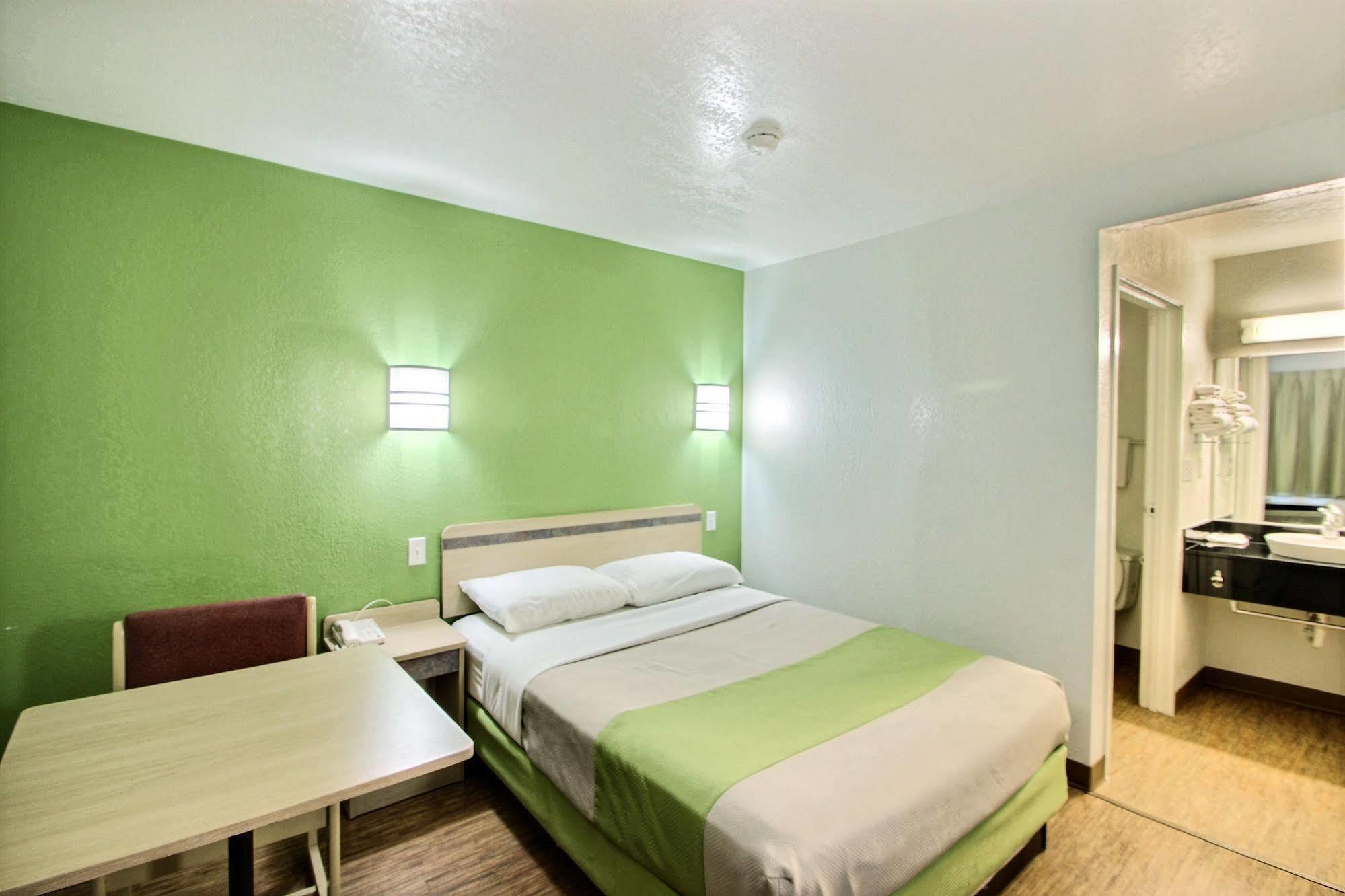 Motel 6 Milwaukee West - Brookfield Eksteriør bilde