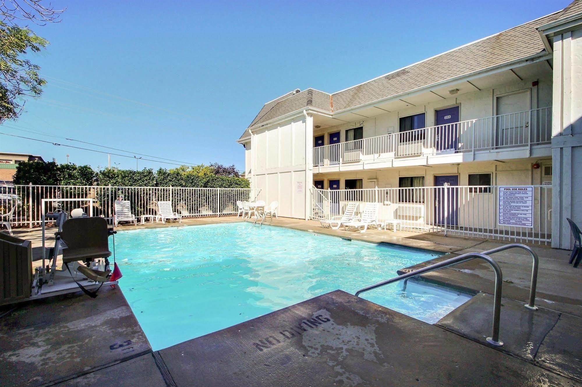 Motel 6 Milwaukee West - Brookfield Eksteriør bilde