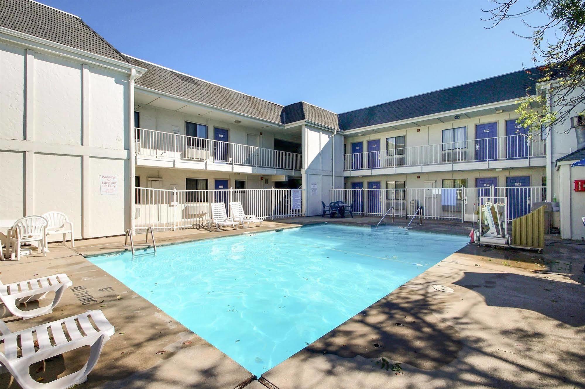 Motel 6 Milwaukee West - Brookfield Eksteriør bilde